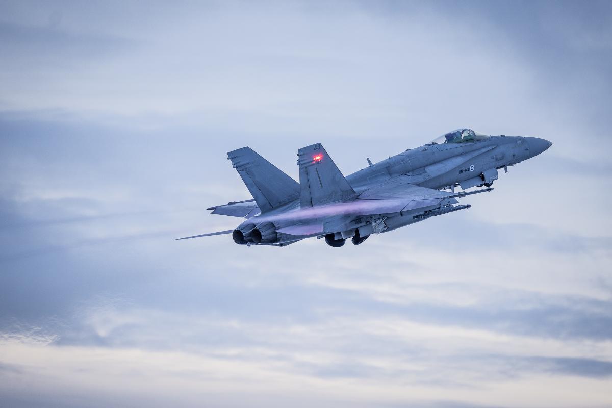 F/A-18 Hornet nousee ilmaan