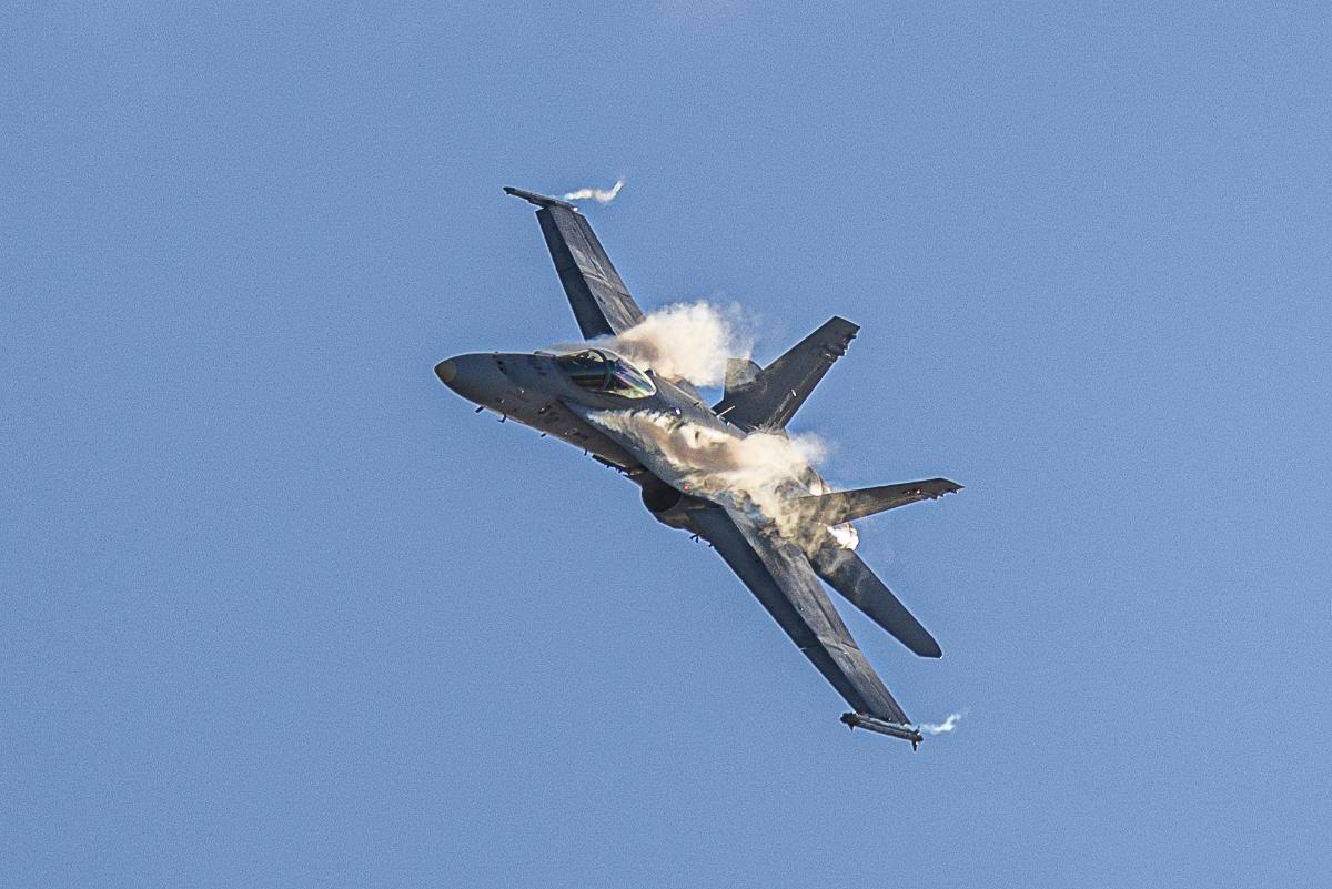 F/A-18 Hornet lentää