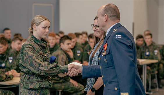 Ilmasotakoulun johtaja kättelee kotiutuvaa varusmiestä.