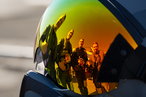 Midnight Hawksin lentäjät kuvattuna visiirin heijastuksesta.