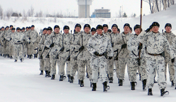 Karjalan lennoston varusmiehet marssivat lumipuvut yllään.