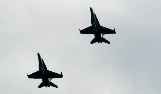 Kaksi F/A-18 Hornet -hävittäjää