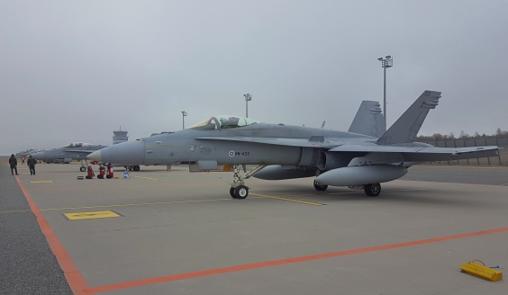 Kaksi suomalaista F/A-18 Hornet -hävittäjää Ämarin tukikohdassa Virossa