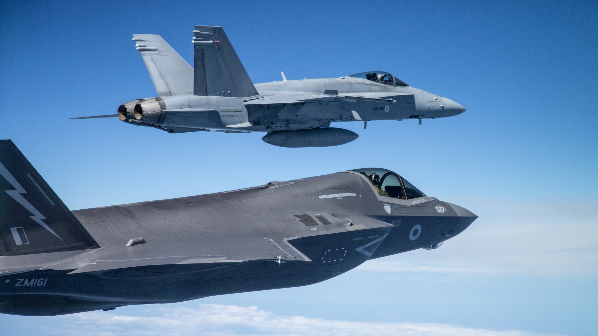 F/A-18 Hornet ja F-35B Lightning II