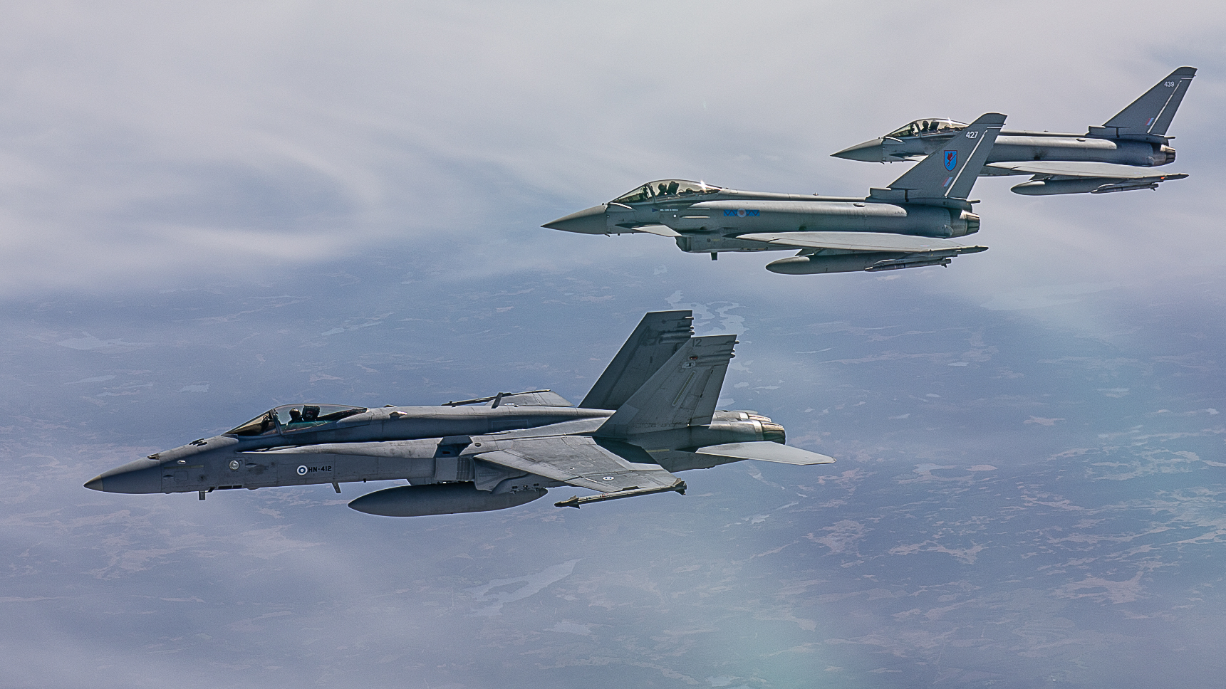 F/A-18 Hornet ja kaksi Eurofighter Typhoon -hävittäjää