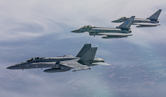 Ilmavoimien F/A-18 Hornet ja kaksi Ison-Britannian kuninkaallisten ilmavoimien Typhoon-hävittäjää