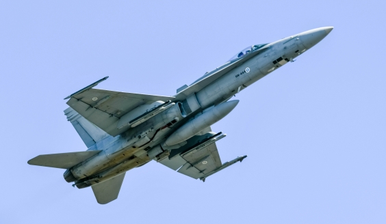 F/A-18 Hornet -hävittäjä ilmassa