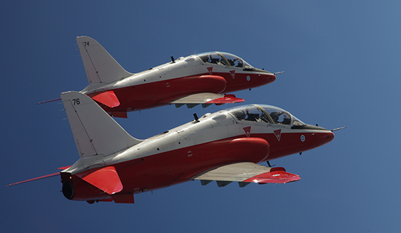 Kaksi Hawk-suihkuharjoituskonetta sinistä taivasta vasten