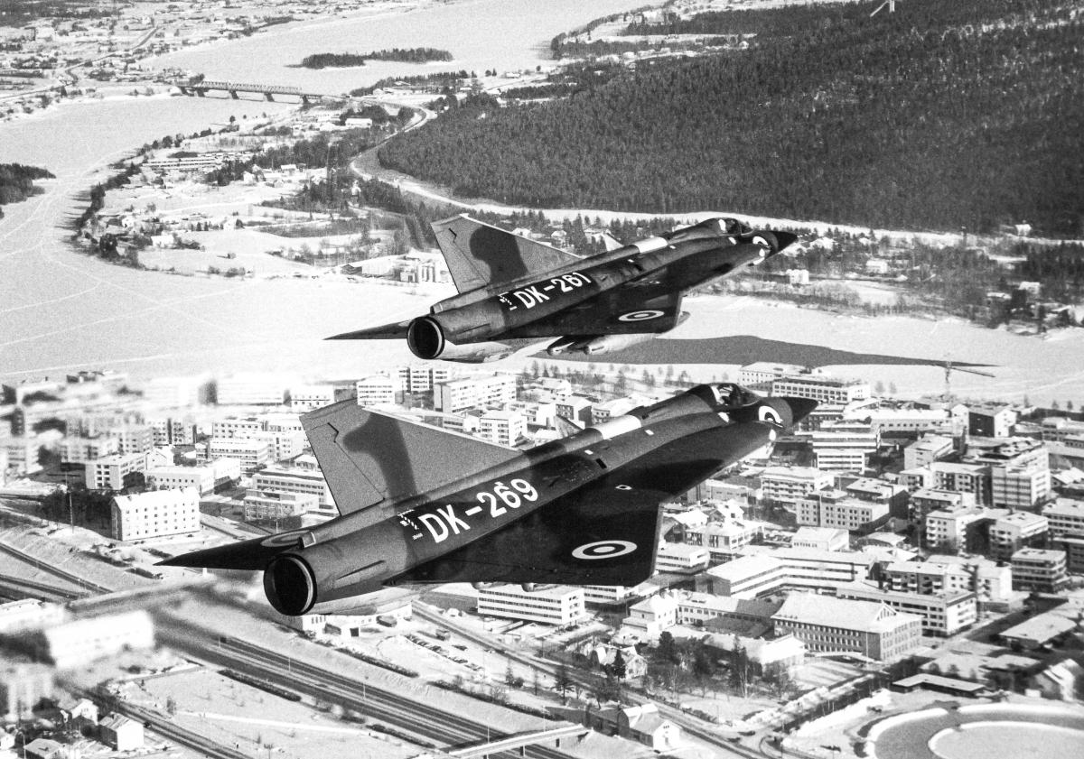 Kaksi Saab Draken -hävittäjää ilmassa.