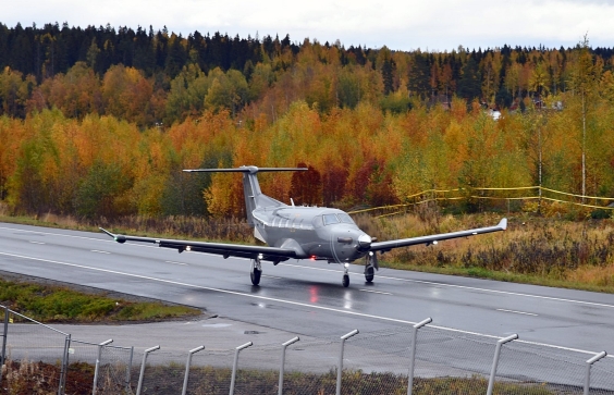 Pilatus PC-12NG nousussa maantieltä 3003