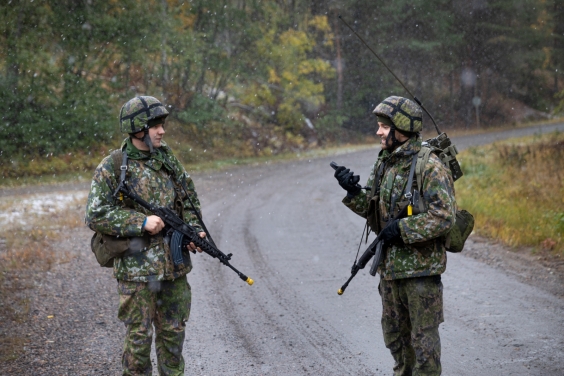 Viestijoukkueen reserviläisiä Ruska 19 -harjoituksessa