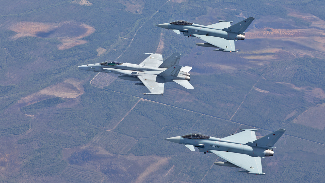 Ilmavoimien F/A-18 Hornet ja Saksan ilmavoimien kaksi Eurofighteria lentämässä ACE 21 -harjoituksessa. 