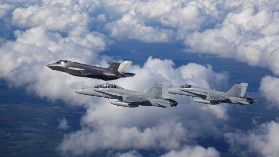 Yhdysvaltalainen F-35 lentokierroksella Ilmavoimien F/A-18 Hornetien kanssa Pirkanmaalla kesällä 2022.  Kuva: Ilmavoimat