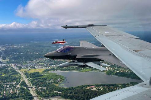 Ilmavoimien Hawk Mk 66 ja Hornet yhdysvaltalaisen F-35-hävittäjän kanssa Pirkanmaan yllä.
