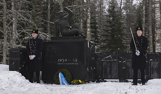 Ilmavoimien vuosipäivänä lasketaan seppele Lentäjien patsaalle Tikkakoskella Jyväskylässä. Kuva vuodelta 2019. Kuva: Mediavarusmies Hänninen / puolustusvoimat