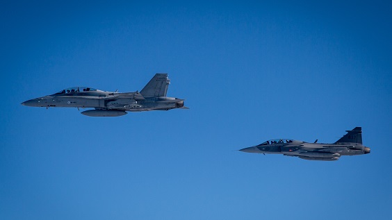 F/A-18D Hornet ja Ruotsin ilmavoimien JAS 39D Gripen.