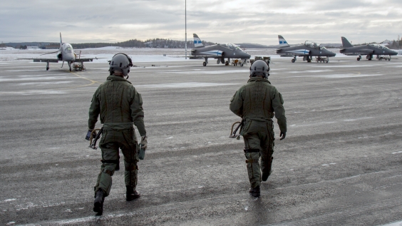 Kaksi lentäjää kävelemässä kohti Hawk-suihkuharjoituskoneita.