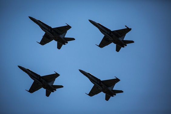 Neljä F/A-18 Hornet -hävittäjää.