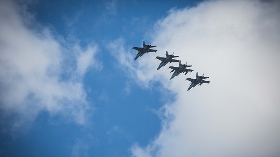 Neljä F/A-18 Hornet -monitoimihävittäjää.