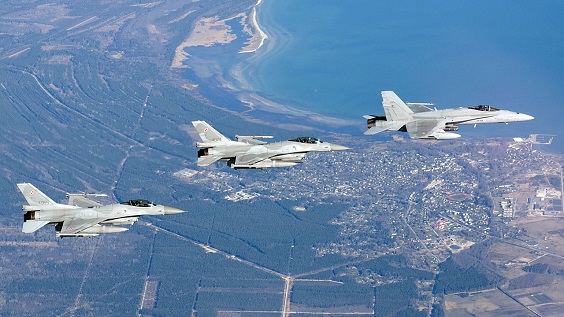 F/A-18 Hornet ja kaksi Puolan ilmavoimien F-16-hävittäjää