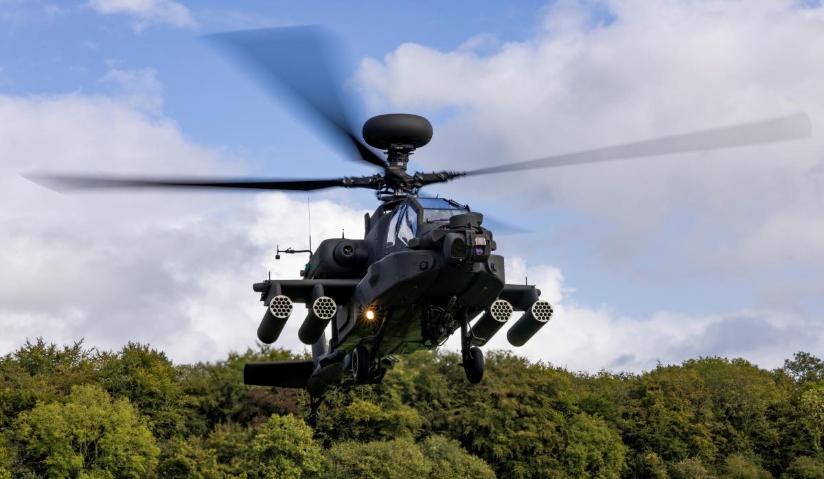 Iso-Britannian AH-64E Apache -taisteluhelikopterit tukeutuvat ...