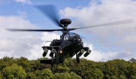 Iso-Britannian AH-64E Apache -taisteluhelikopterit tukeutuvat Pirkkalaan