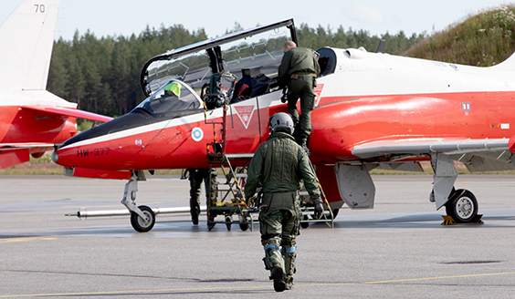 Ohjaaja kävelee kohti Hawk-suihkuharjoituskonetta.