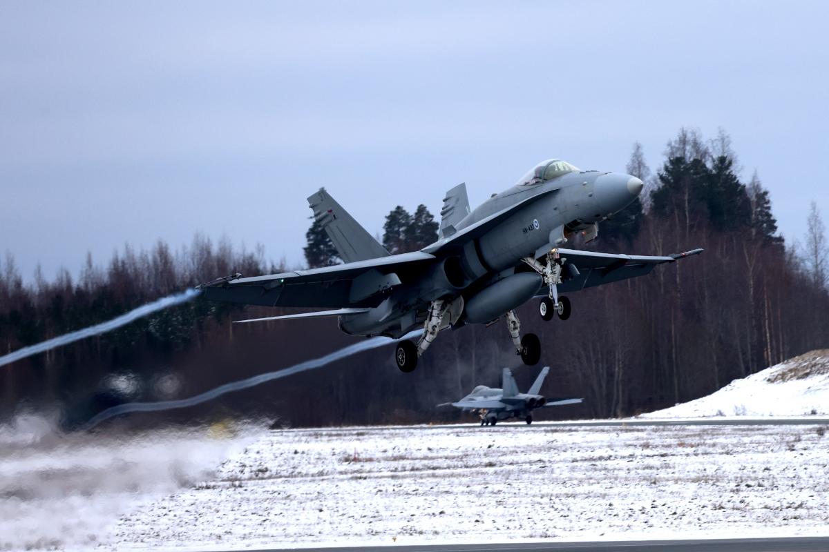 F/A-18 Hornet -hävittäjiä Rissalan tukikohdassa