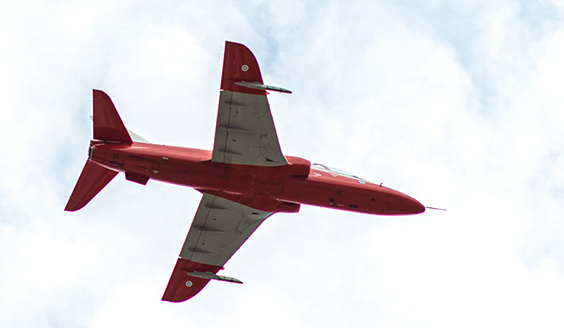 Hawk- punavalkoinen suihkuharjoituskone kuvattu lennossa suoraan alhaalta.
