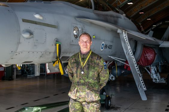 Everstiluutnantti Mikko Takalo seisoo hymyillen Hornet-hävittäjän edessä. 