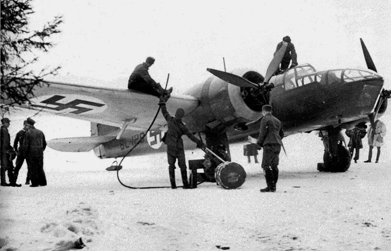 Bristol Blenheim -pommittajaa tankataan talvisodan aikana