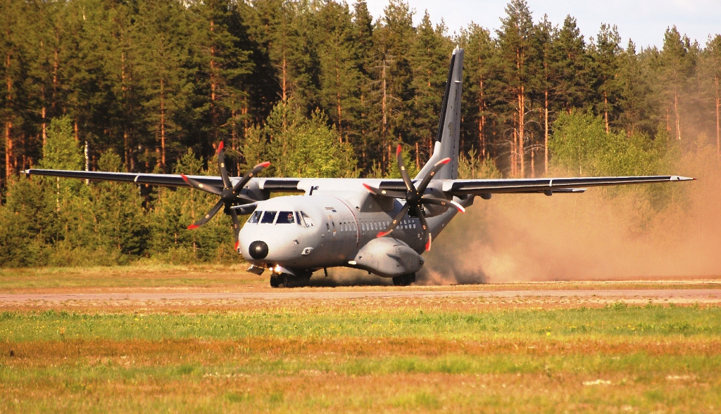 Ilmavoimien CASA C-295M lentoonlähdössä päällystämättömältä kiitotieltä.