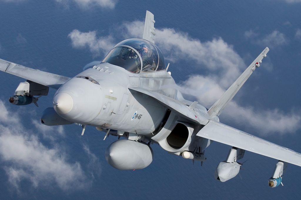 Ilmavoimien kaksipaikkainen F/A-18D Hornet -monitoimihävittäjä lentämässä.