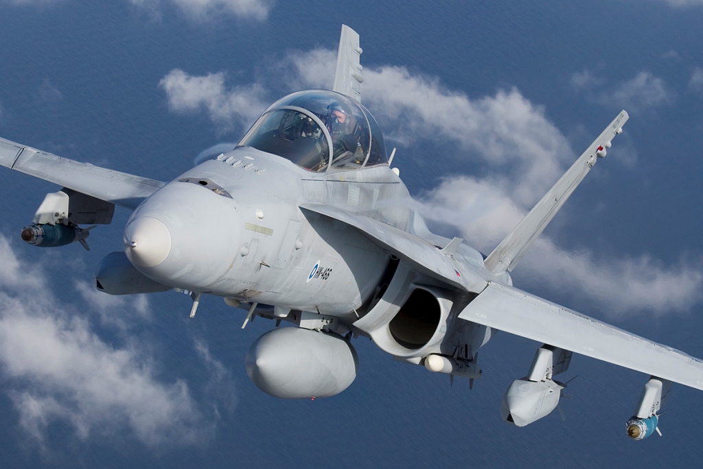 Ilmavoimien kaksipaikkainen F/A-18D Hornet -monitoimihävittäjä