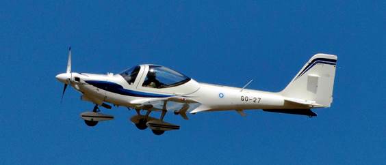 Ilmavoimien alkeis- ja jatkokoulutuskone Grob G115E lentää kirkaan sinisellä taivaalla. 