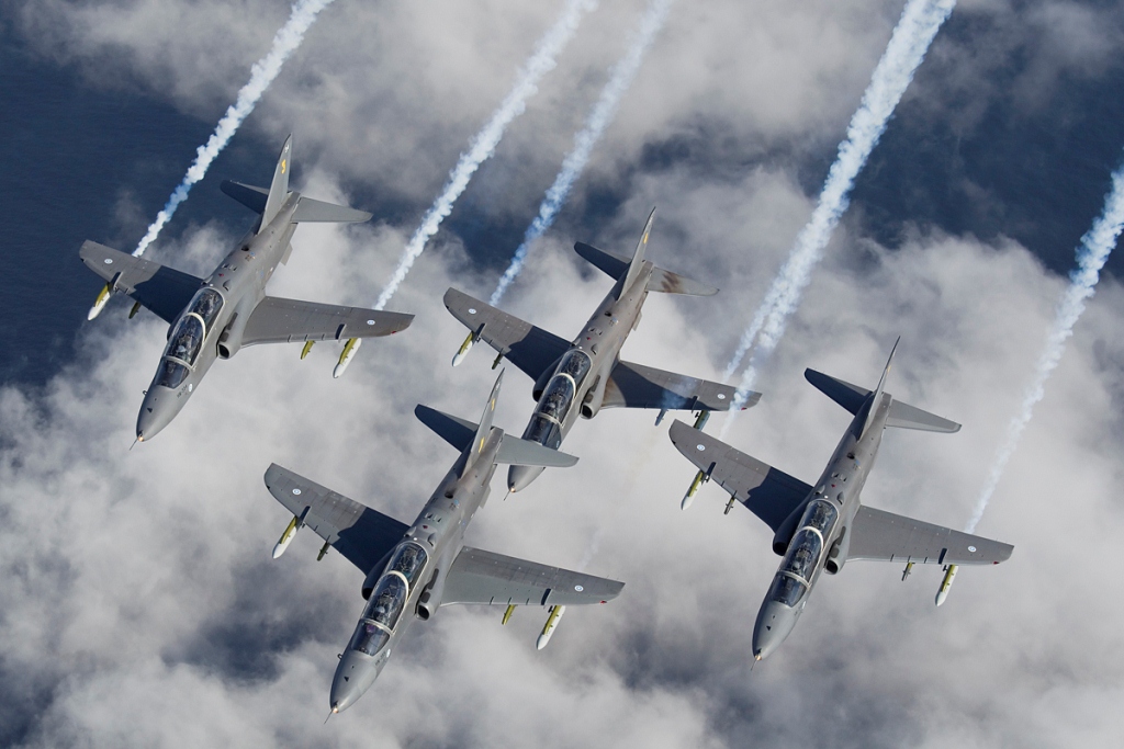 Kuvassa lentää neljä ilmavoimien Hawk Mk 51 -suihkuharjoituskonetta vinoneliömuodostelmassa. taivas on hieman pilvessä.