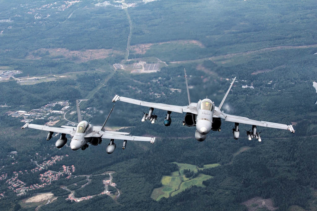 Ilmavoimien Boeing F/A-18 Hornet -monitoimihävittäjiä