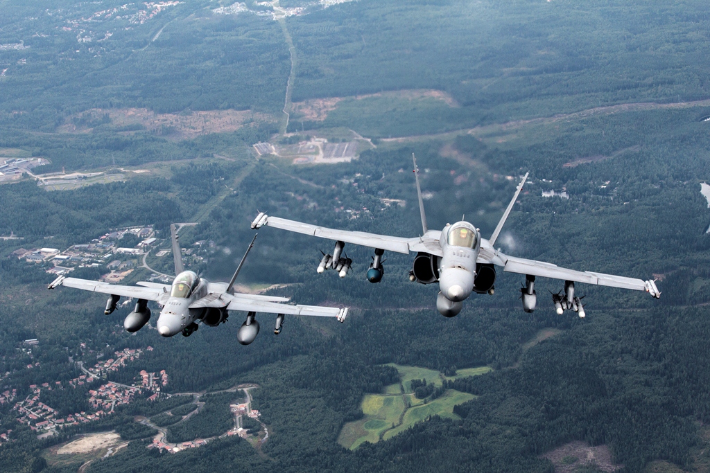Ilmavoimien Boeing F/A-18 Hornet -monitoimihävittäjiä