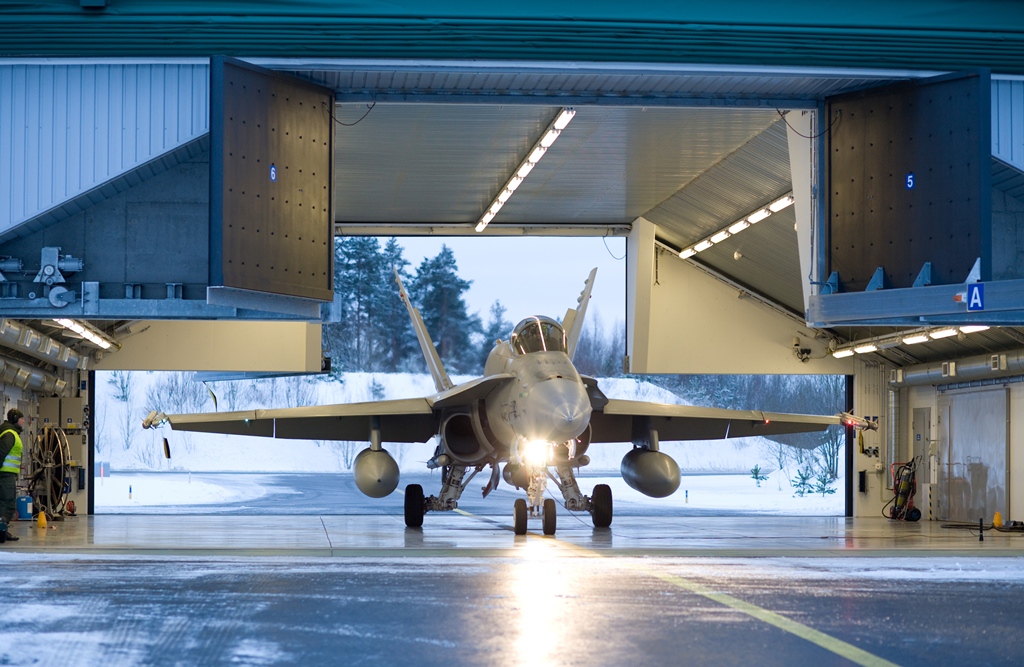 Ilmavoimien Hornet-monitoimihävittäjä päivystyksessä lentotukikohdassa.