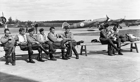 Ilmavoimien Messerschmitt-hävittäjiä ohjaajineen