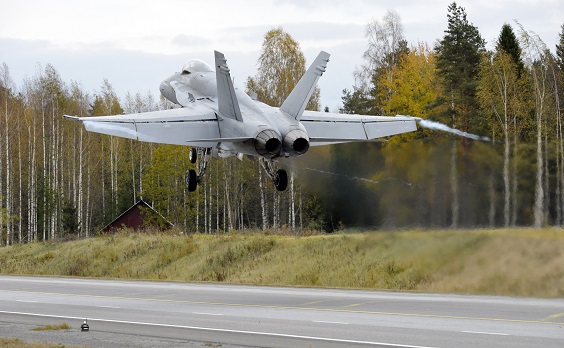 F/A-18 Hornet -monitoimihävittäjä nousussa Lusin varalaskupaikalta