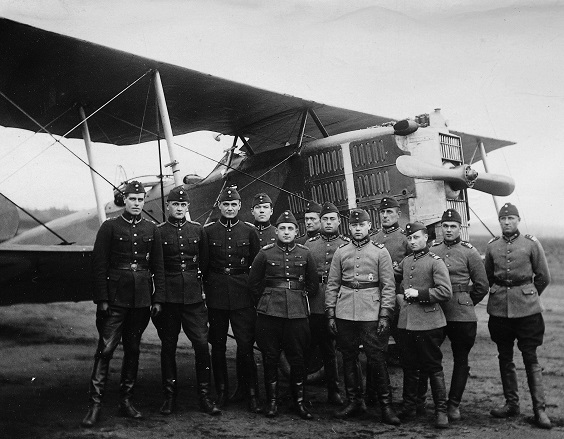 Breguet XIV -tiedustelukone ja ilmavoimien henkilöstöä 1920-luvun valokuvassa