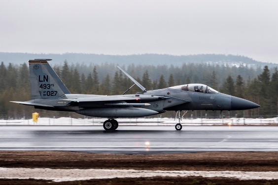 Yhdysvaltain ilmavoimien F-15 -monitoimihävittäjä saapumassa Rovaniemelle ACE 17 -harjoitukseen 17.5.2017.