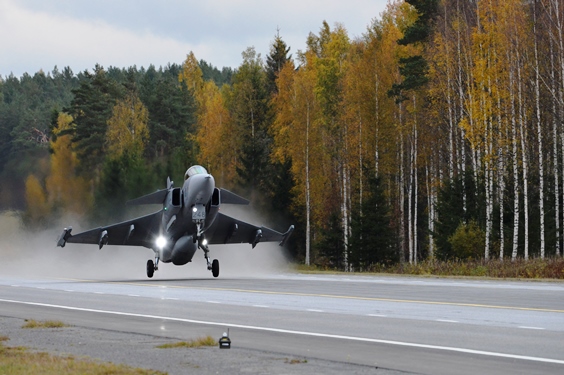 Ruotsin ilmavoimien Gripen-monitoimihävittäjä lentoonlähdössä