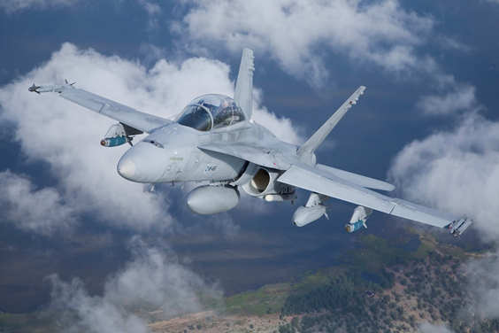 Ilmavoimien kaksipaikkainen F/A-18D Hornet -monitoimihävittäjä