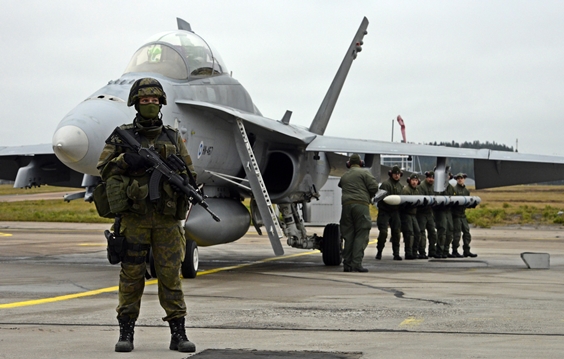 Hornetia aseistetaan ilmavoimien taistelutukikohdassa