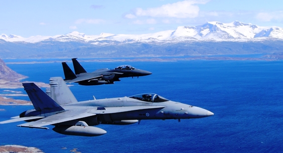 Ilmavoimien Hornet ja yhdysvaltalainen F-15 -hävittäjä