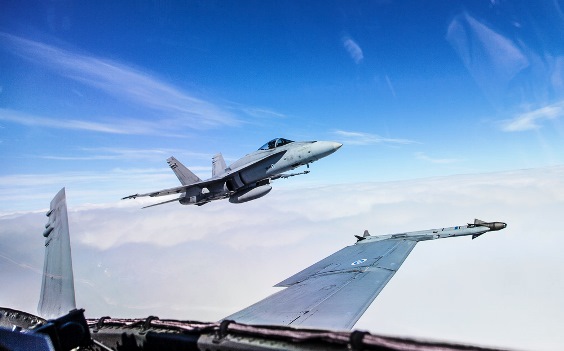 Hornet-monitoimihävittäjiä tiivissa muodostelmassa