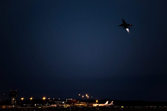 Hornet-monitoimihävittäjä lähdössä yölennolle