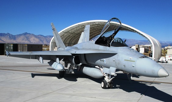 Hornet-monitoimihävittäjä JASSM-rynnäkköohjuksella varustettuna